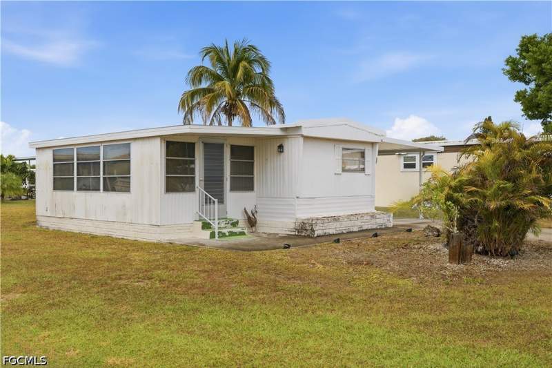 2 bedroom ManufacturedHome at 9292 Duke Rd, Imperial Harbor, Bonita Springs — photo 2