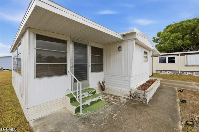 2 bedroom ManufacturedHome at 9292 Duke Rd, Imperial Harbor, Bonita Springs — photo 3