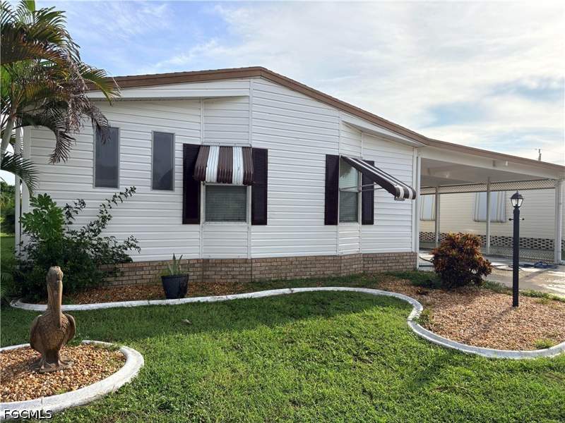 2 bedroom ManufacturedHome at 3062 Artesian Ln, Lake Arrowhead Mob Village, North Fort Myers — photo 2