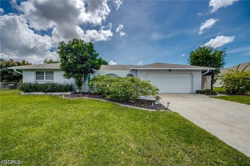 3 bedroom SingleFamilyResidence at 930 E Archer Pkwy, Cape Coral, Cape Coral — photo 1
