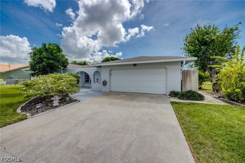 3 bedroom SingleFamilyResidence at 930 E Archer Pkwy, Cape Coral, Cape Coral — photo 2