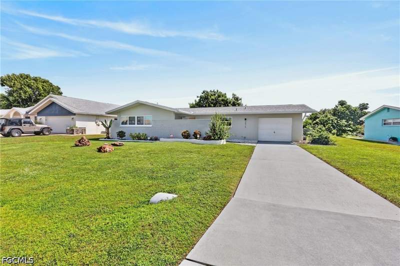 3 bedroom SingleFamilyResidence at 4015 SE 1st Pl, Cape Coral, Cape Coral — photo 2