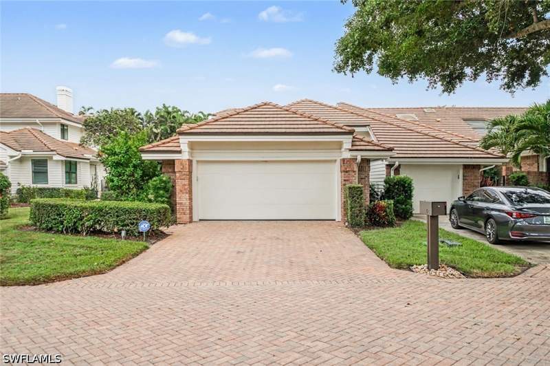 2 bedroom Attached at 579 Park Shore Dr W I1, Villas Of Park Shore, Naples — photo 2