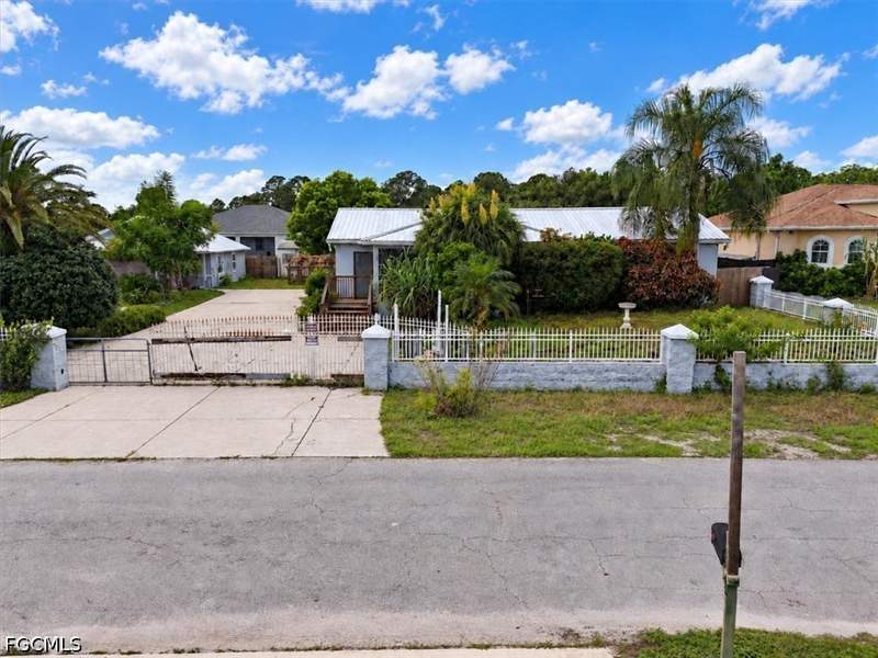 4 bedroom SingleFamilyResidence at 4702 Olive Ave S, Lehigh Acres, Lehigh Acres — photo 2