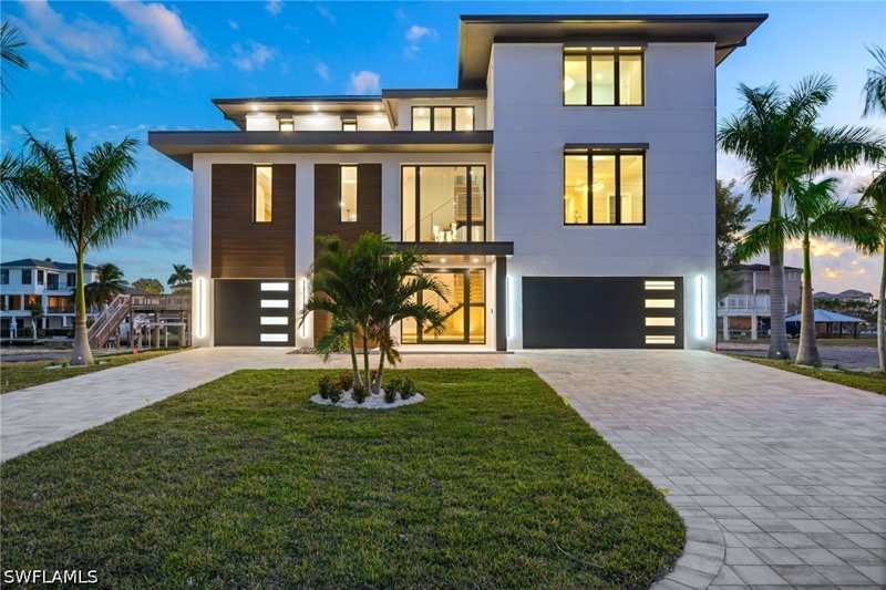 5 bedroom SingleFamilyResidence at 256 Trade Winds Ave, Conners, Naples — photo 1
