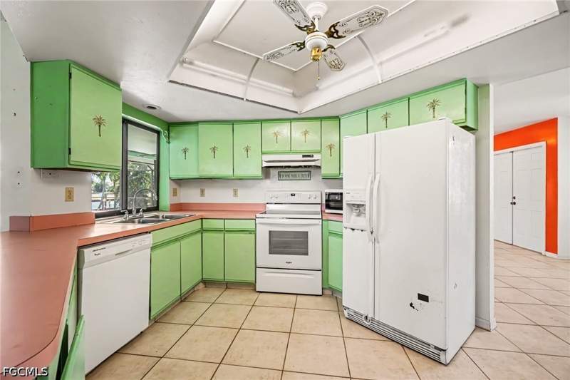 3 bedroom SingleFamilyResidence at 4221 SW 2nd Ave, Cape Coral, Cape Coral — photo 2
