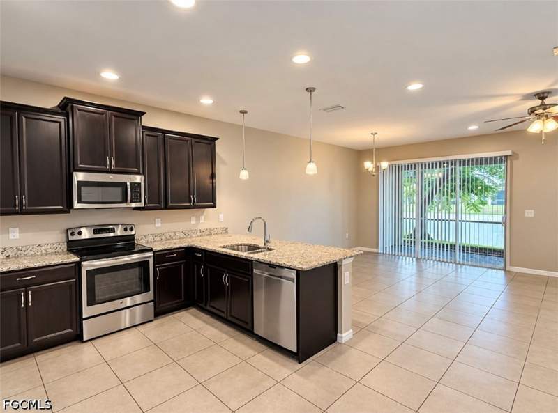 2 bedroom Townhouse at 4090 Wilmont Pl, Lindsford, Fort Myers — photo 2