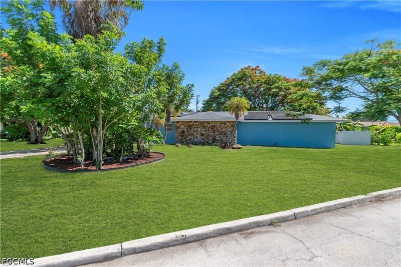 3 bedroom SingleFamilyResidence at 139 E Lake Dr, Lehigh Acres, Lehigh Acres — photo 2