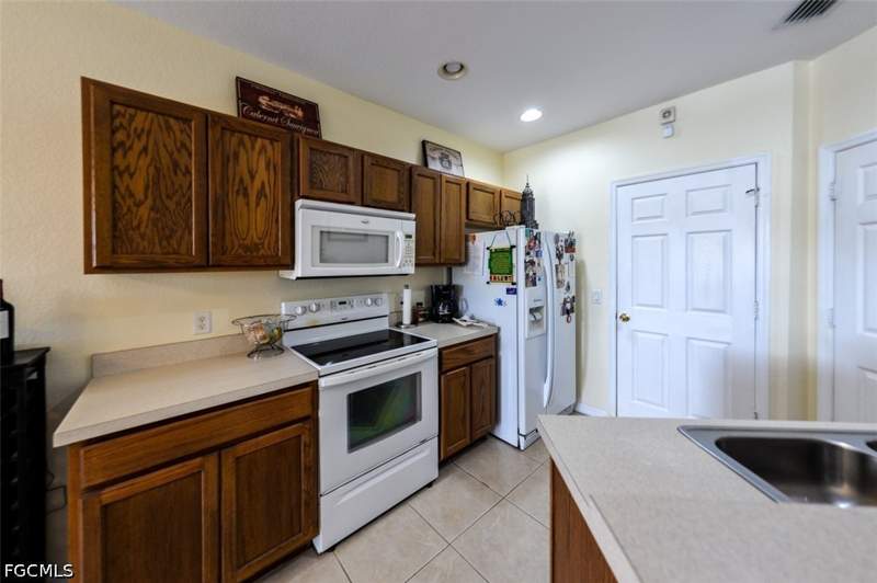 2 bedroom Townhouse at 16198 Via Solera Cir 102, Sail Harbour, Fort Myers — photo 4