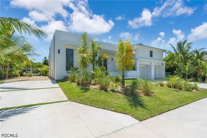 5 bedroom SingleFamilyResidence at 824 Rose Ct, Marco Island, Marco Island — photo 4