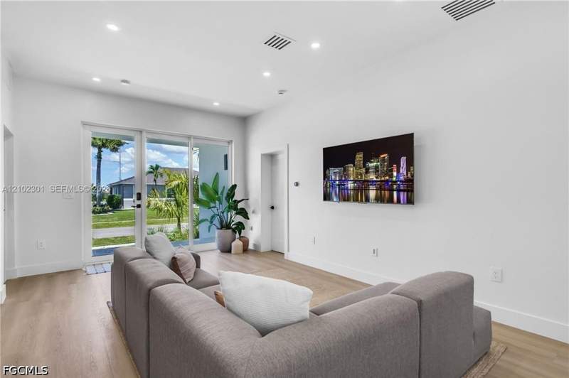 5 bedroom SingleFamilyResidence at 824 Rose Ct, Marco Island, Marco Island — photo 5