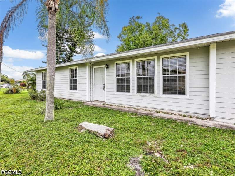 3 bedroom SingleFamilyResidence at 334 SW 28th Ter, Cape Coral, Cape Coral — photo 2