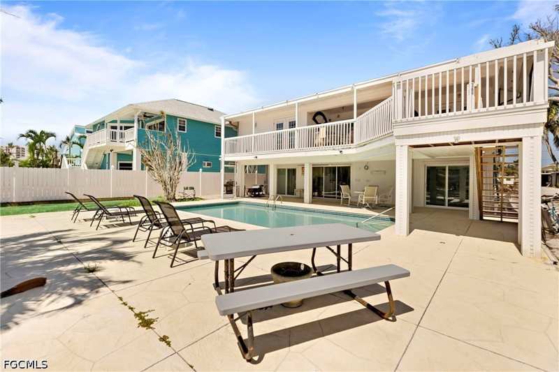5 bedroom SingleFamilyResidence at 220 Curlew St, McPhie Park, Fort Myers Beach — photo 1