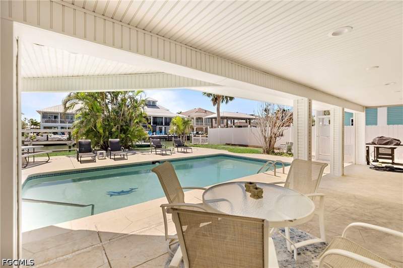 5 bedroom SingleFamilyResidence at 220 Curlew St, McPhie Park, Fort Myers Beach — photo 2