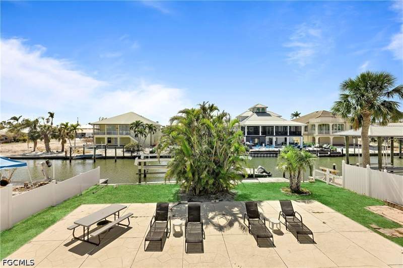 5 bedroom SingleFamilyResidence at 220 Curlew St, McPhie Park, Fort Myers Beach — photo 3