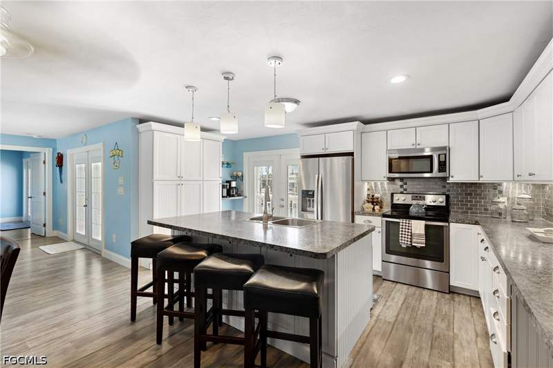 5 bedroom SingleFamilyResidence at 220 Curlew St, McPhie Park, Fort Myers Beach — photo 5