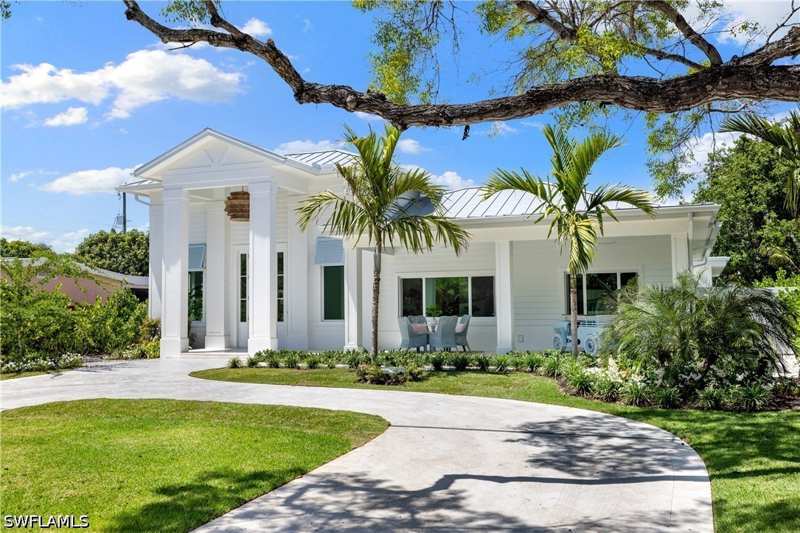4 bedroom SingleFamilyResidence at 757 Broad Ct S, Olde Naples, Naples — photo 1
