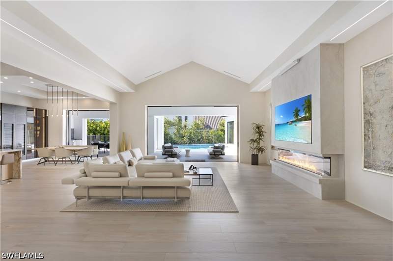 4 bedroom SingleFamilyResidence at 2485 Crayton Rd, Moorings, Naples — photo 3