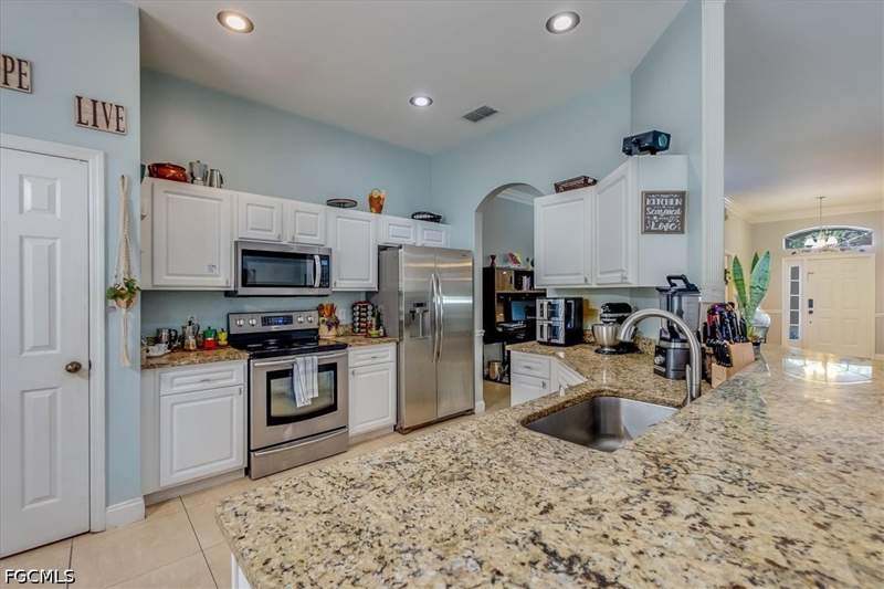 3 bedroom SingleFamilyResidence at 9230 Middle Oak Dr, Lakes At Three Oaks, Fort Myers — photo 4