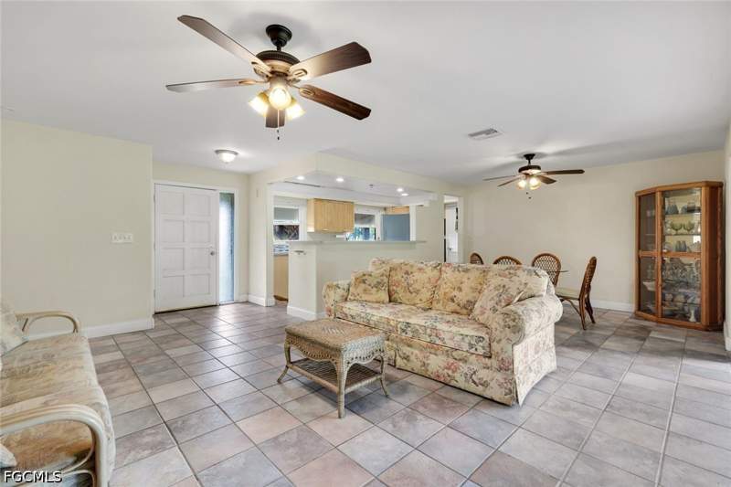 3 bedroom SingleFamilyResidence at 5248 Versaille Ct, Cape Coral, Cape Coral — photo 4