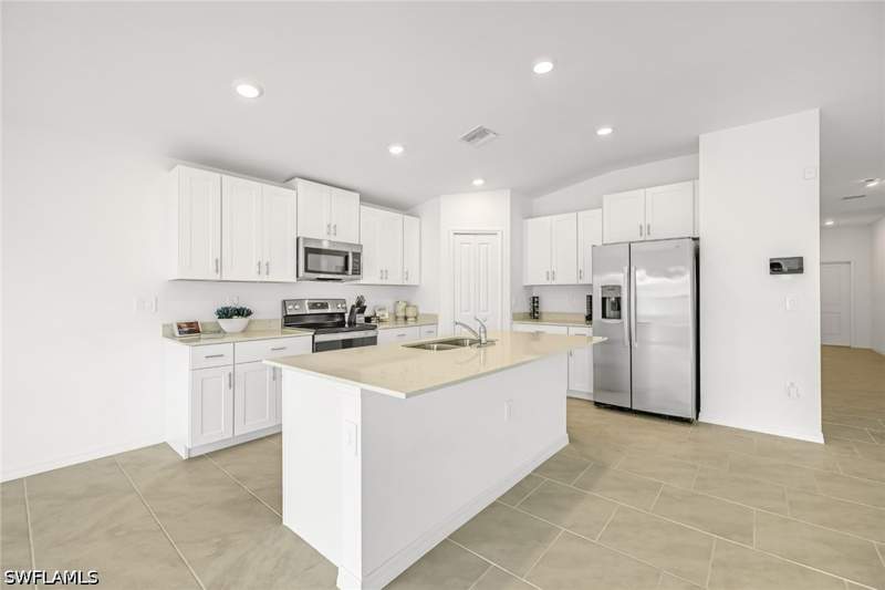 4 bedroom SingleFamilyResidence at 19941 Green Pasture Rd, Savanna Lakes, Lehigh Acres — photo 3