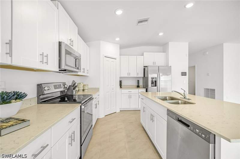 4 bedroom SingleFamilyResidence at 19941 Green Pasture Rd, Savanna Lakes, Lehigh Acres — photo 4