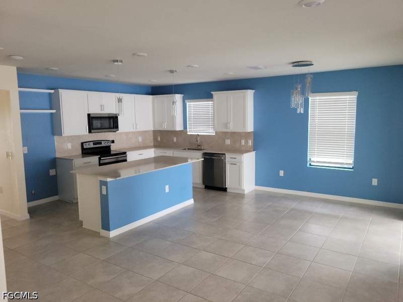 4 bedroom SingleFamilyResidence at 10843 Marlberry Way, Enclaves At Eagle Landing, North Fort Myers — photo 3