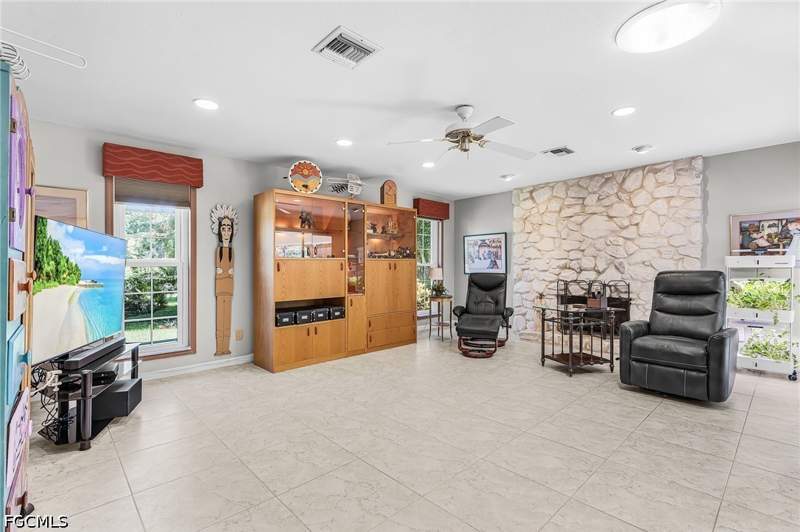 3 bedroom SingleFamilyResidence at 15889 Shadow Run Ct, Briarcliff, Fort Myers — photo 4