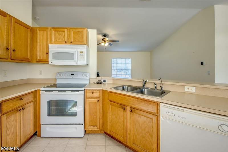 3 bedroom SingleFamilyResidence at 516 NW 26th Ter, Cape Coral, Cape Coral — photo 4