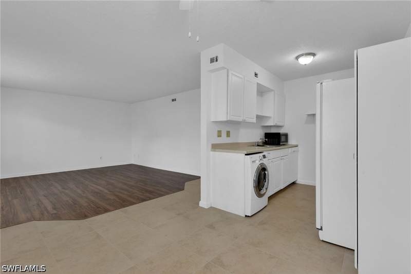 2 bedroom Condominium at 4617 Bayshore Dr H5, Abaco Bay, Naples — photo 4