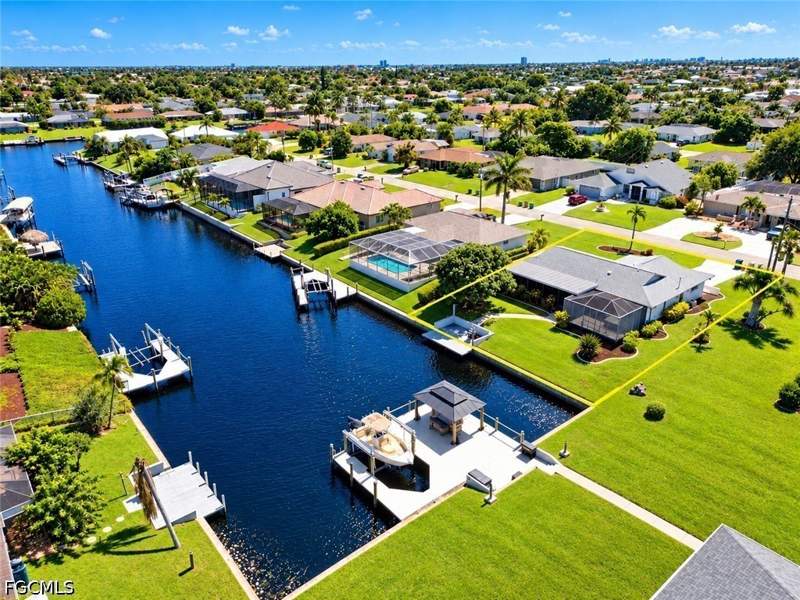 2 bedroom SingleFamilyResidence at 907 SE 33rd Ter, Cape Coral, Cape Coral — photo 2