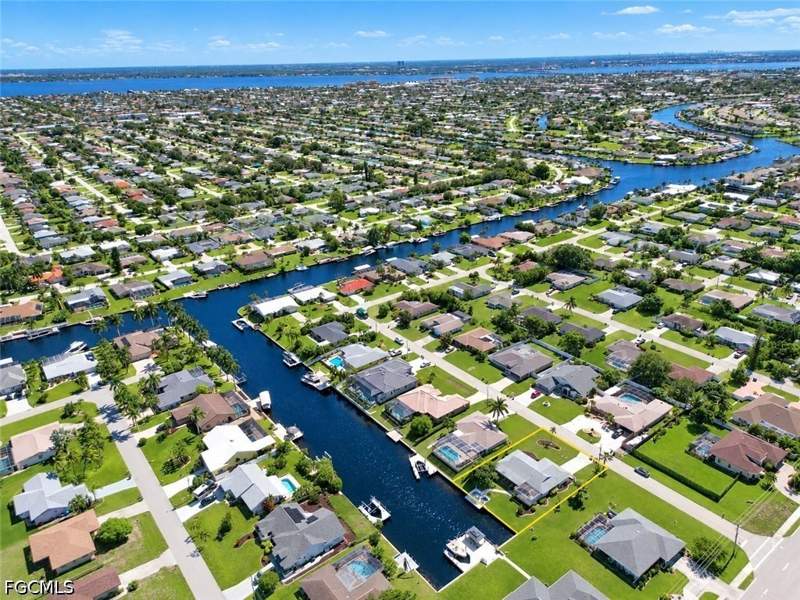 2 bedroom SingleFamilyResidence at 907 SE 33rd Ter, Cape Coral, Cape Coral — photo 3