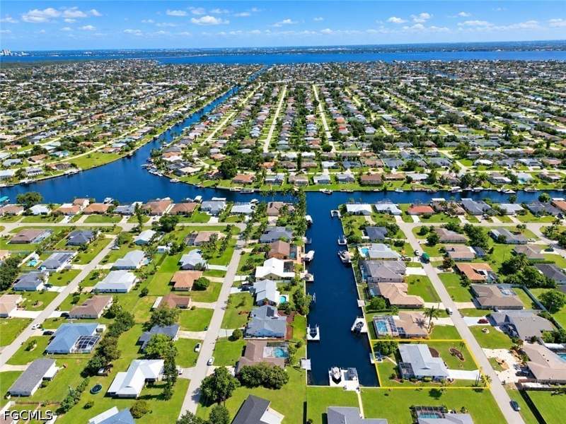 2 bedroom SingleFamilyResidence at 907 SE 33rd Ter, Cape Coral, Cape Coral — photo 4