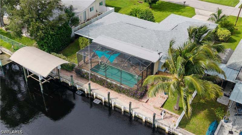2 bedroom SingleFamilyResidence at 4320 S Gulf Cir, Waterway Estates, North Fort Myers — photo 4