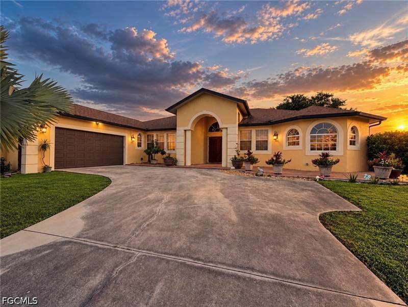 5 bedroom SingleFamilyResidence at 2911 21st St SW, Southwest Lehigh, Lehigh Acres — photo 2