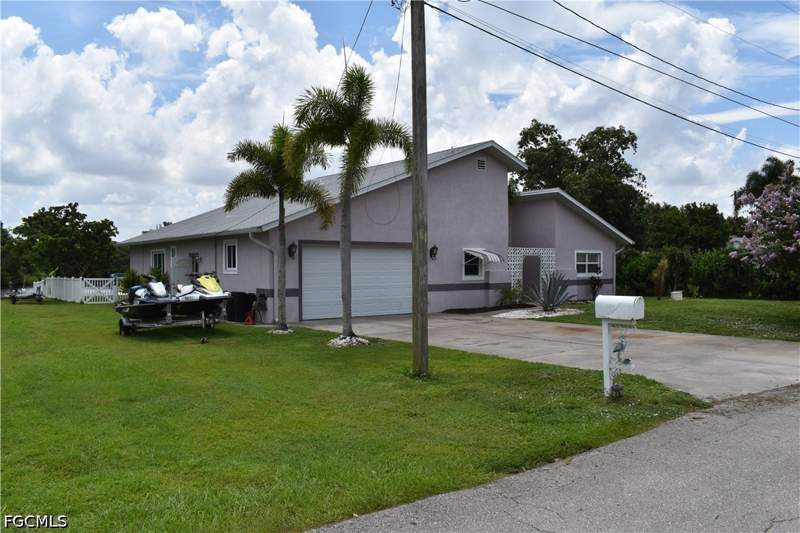 3 bedroom SingleFamilyResidence at 1304 Thompson St, Belle Aire Lagoon, North Fort Myers — photo 2