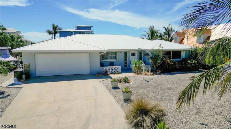3 bedroom SingleFamilyResidence at 2277 Sapodilla Ln, St James City, St James City — photo 1