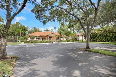 289 Robin Hood Cir 101, Naples FL - photo 7 of 46