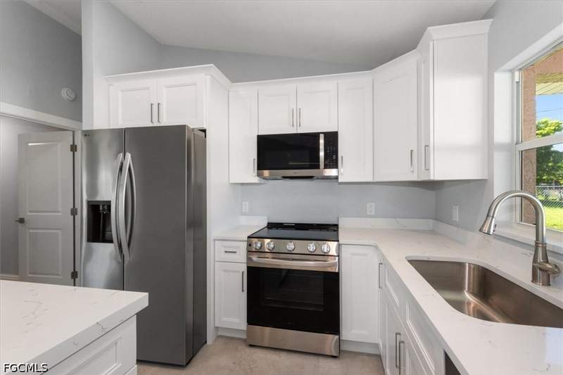 3 bedroom SingleFamilyResidence at 524 NE 19th Ct, Cape Coral, Cape Coral — photo 5
