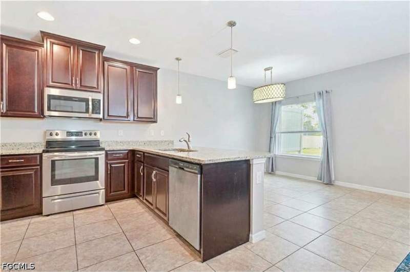 3 bedroom Townhouse at 3786 Tilbor Cir, Lindsford, Fort Myers — photo 4