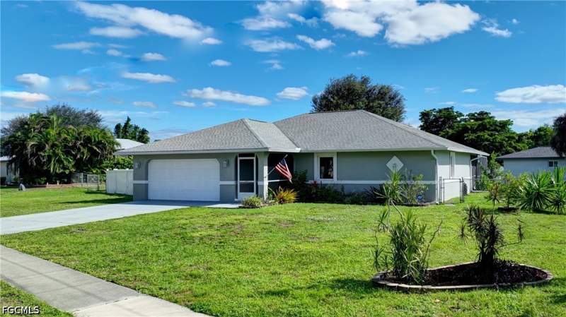 3 bedroom SingleFamilyResidence at 4718 Forest Glen Dr, Waterway Estates, North Fort Myers — photo 2