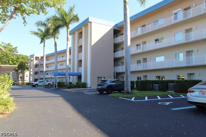 2 bedroom Condominium at 14931 Park Lake Dr 104, The Park At Lakewood, Fort Myers — photo 2