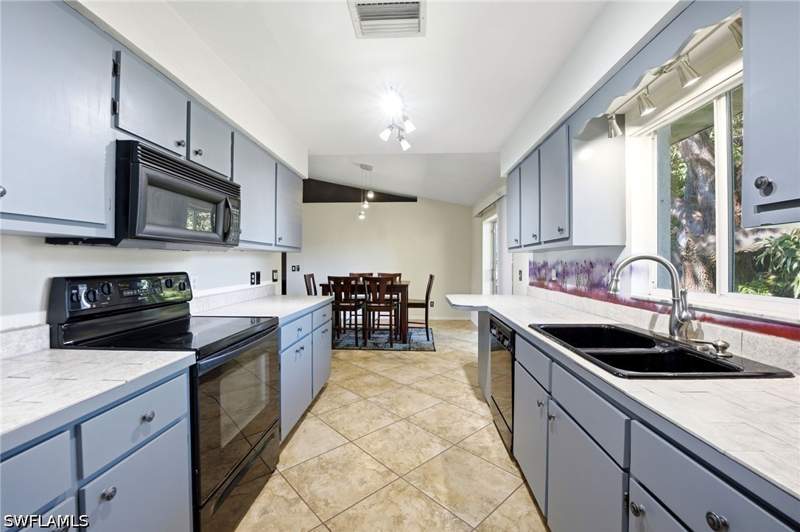 2 bedroom SingleFamilyResidence at 18401 Huckleberry Rd, San Carlos Park, Fort Myers — photo 5