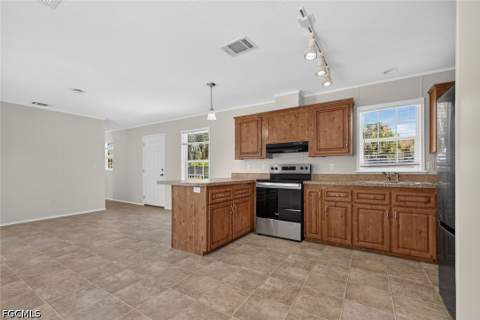 3762 Unique Cir, Fort Myers FL - photo 6 of 38