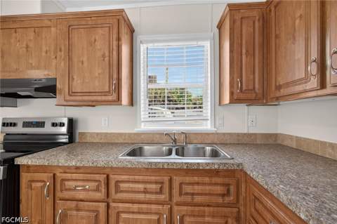 3762 Unique Cir, Fort Myers FL - photo 7 of 38