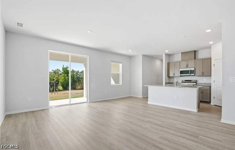 3 bedroom SingleFamilyResidence at 915 NE 19th St, Cape Coral, Cape Coral — photo 4