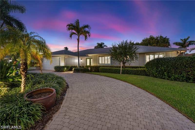 4 bedroom SingleFamilyResidence at 675 Harbour Dr, Moorings, Naples — photo 1
