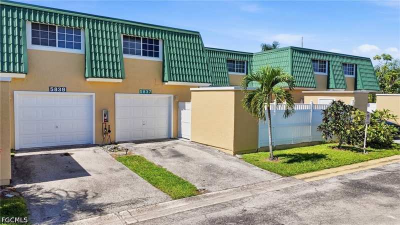 4 bedroom Townhouse at 5837 Whiting Ct, Riverwalk Cove, Fort Myers — photo 1