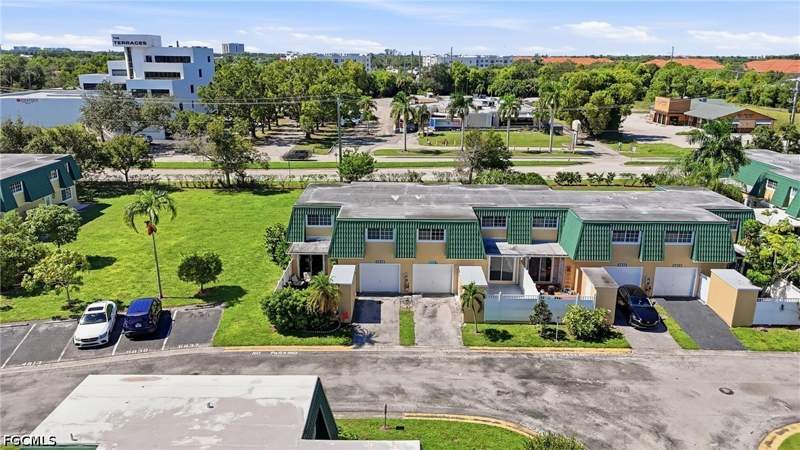 4 bedroom Townhouse at 5837 Whiting Ct, Riverwalk Cove, Fort Myers — photo 2