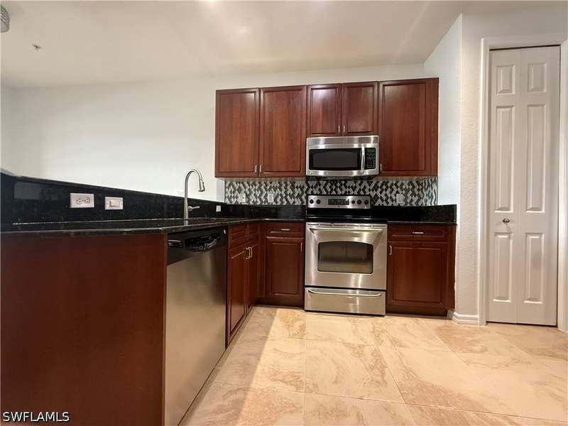 3 bedroom Townhouse at 1370 Mariposa Cir 22105, Mariposa, Naples — photo 3